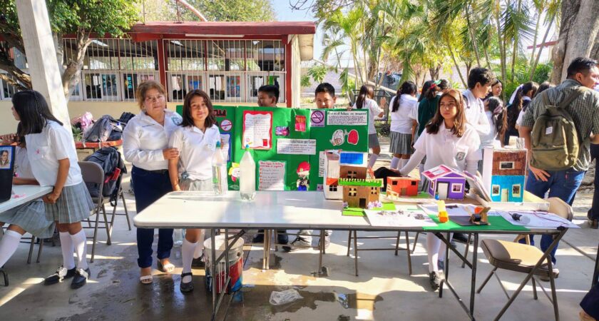 Representando con orgullo a nuestra institución en la 1ra Exposición de Ciencia y Tecnología Texmatlani 2025